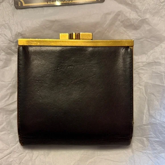 Pre-Loved Cartier Les Must Line burgundy Leather Wallet with KISS Lock Coin - Picture 9 of 16